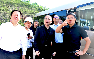 宜賓市南溪區(qū)委書記、南溪經(jīng)開區(qū)黨工委書記劉剛率隊調(diào)研遠(yuǎn)東宜賓智能產(chǎn)業(yè)園